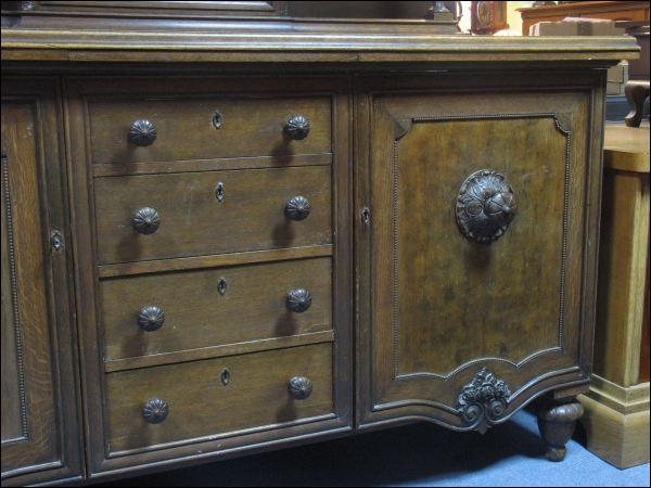 KREDENS Z FILARAMI - 1