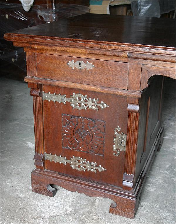 BIURKO Z OKUCIAMI - 2