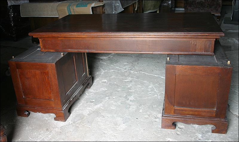 BIURKO Z OKUCIAMI - 6