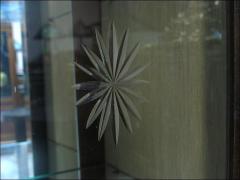 WITRYNA Z KRYSZTAŁOWYMI SZYBAMI - zdjęcie 4 WITRYNA Z KRYSZTAŁOWYMI SZYBAMI - zdjęcie 4