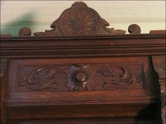 KREDENS EKLEKTYCZNY Z MOTYWEM ŁOWIECKIM (u) - zdjęcie 2 KREDENS EKLEKTYCZNY Z MOTYWEM ŁOWIECKIM (u) - zdjęcie 2