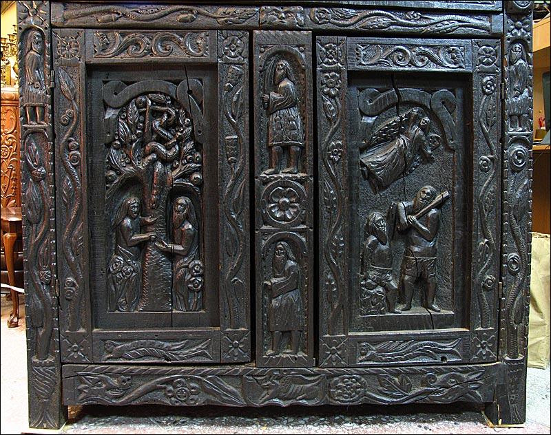 XVII- TO WIECZNA KOMODA ZE SCENAMI BIBLIJNYMI. 300-400 LAT - 1