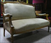 DELIKATNA SOFA EKLEKTYCZNA - zdjęcie 1 DELIKATNA SOFA EKLEKTYCZNA - zdjęcie 1