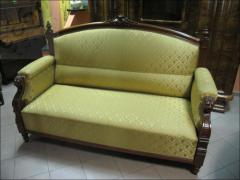 EKLEKTYCZNA SOFA Z MAHONIOWYM STELAŻEM - zdjęcie 1