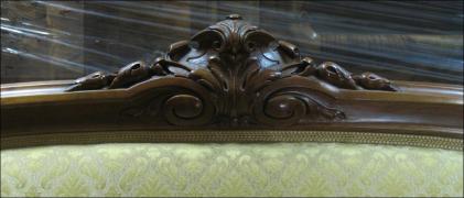 EKLEKTYCZNA SOFA Z MAHONIOWYM STELAŻEM - zdjęcie 8