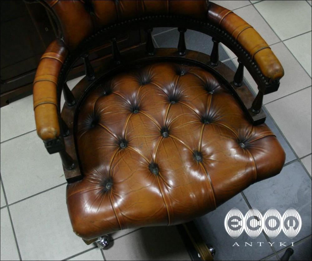 MAHONIOWY OBROTOWY FOTEL W STYLU CHESTERFIELD - 1