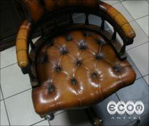 MAHONIOWY OBROTOWY FOTEL W STYLU CHESTERFIELD - zdjęcie 2