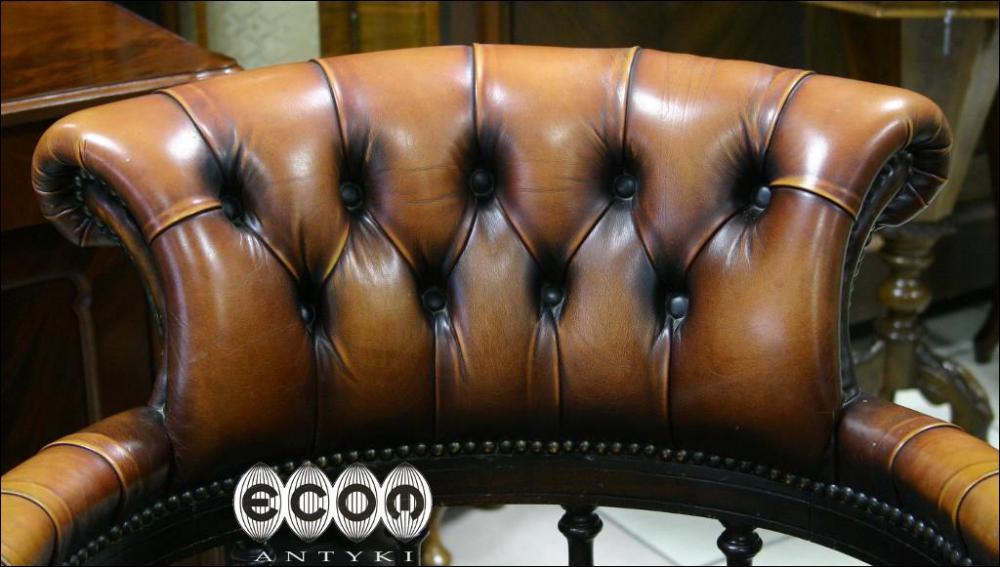 MAHONIOWY OBROTOWY FOTEL W STYLU CHESTERFIELD - 2