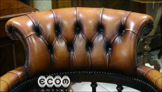 MAHONIOWY OBROTOWY FOTEL W STYLU CHESTERFIELD - zdjęcie 3