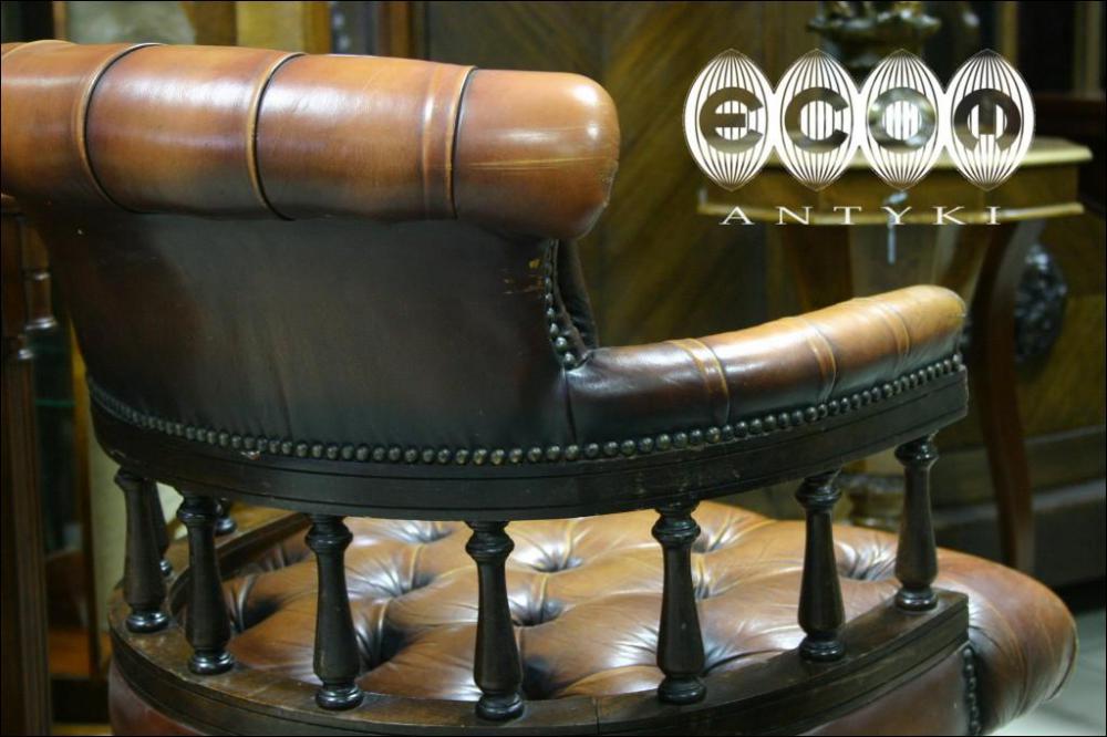 MAHONIOWY OBROTOWY FOTEL W STYLU CHESTERFIELD - 3
