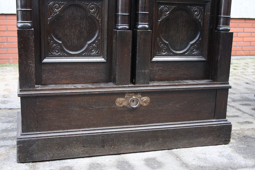 BIBLIOTECZKA Z WITRAŻEM - 2