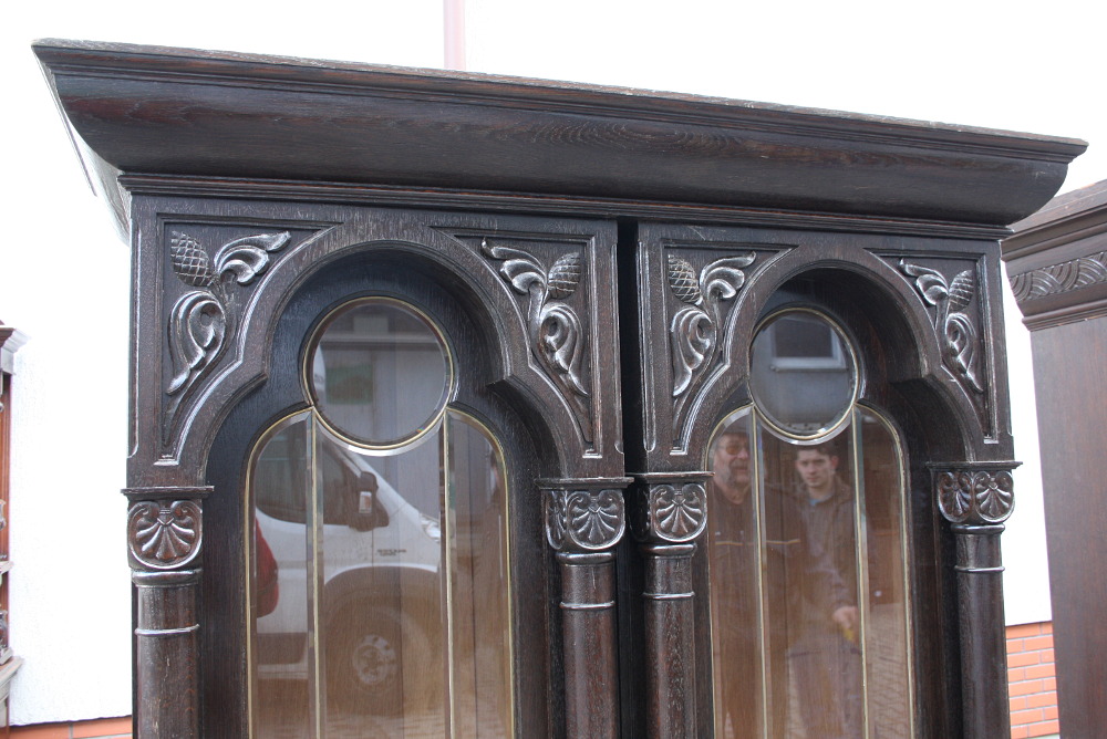 BIBLIOTECZKA Z WITRAŻEM - 4