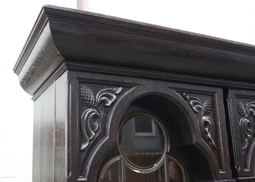 BIBLIOTECZKA Z WITRAŻEM - 7