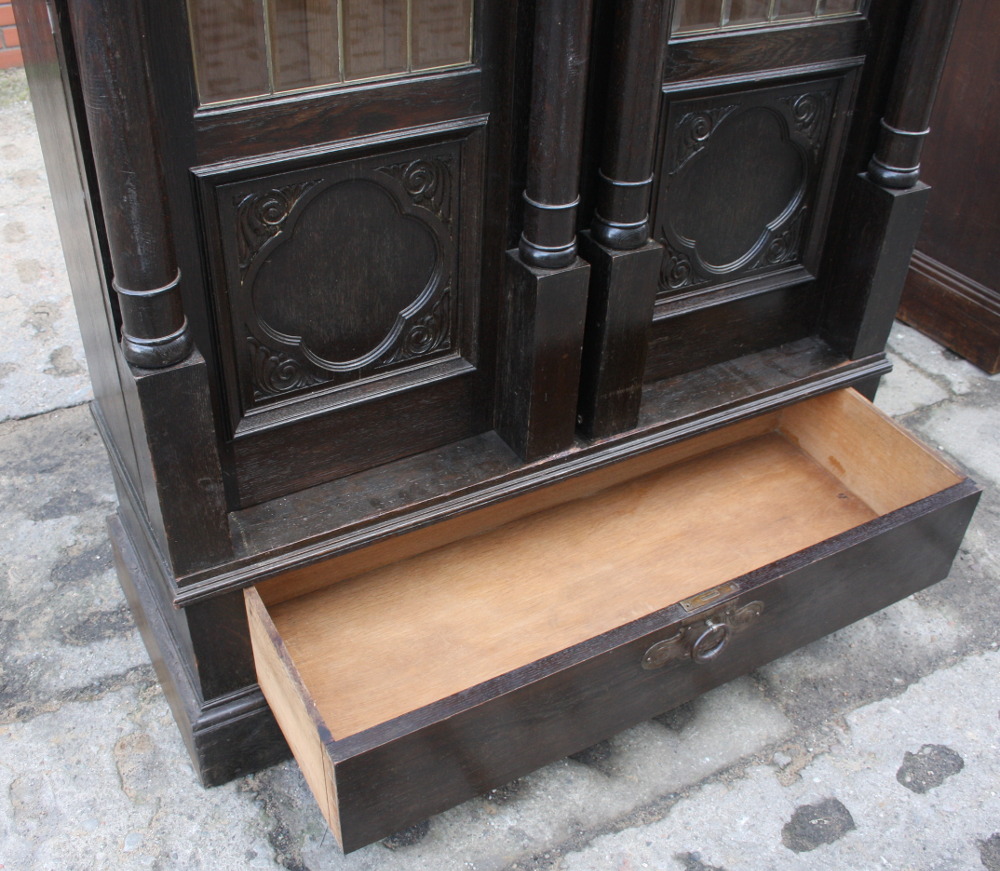 BIBLIOTECZKA Z WITRAŻEM - 10