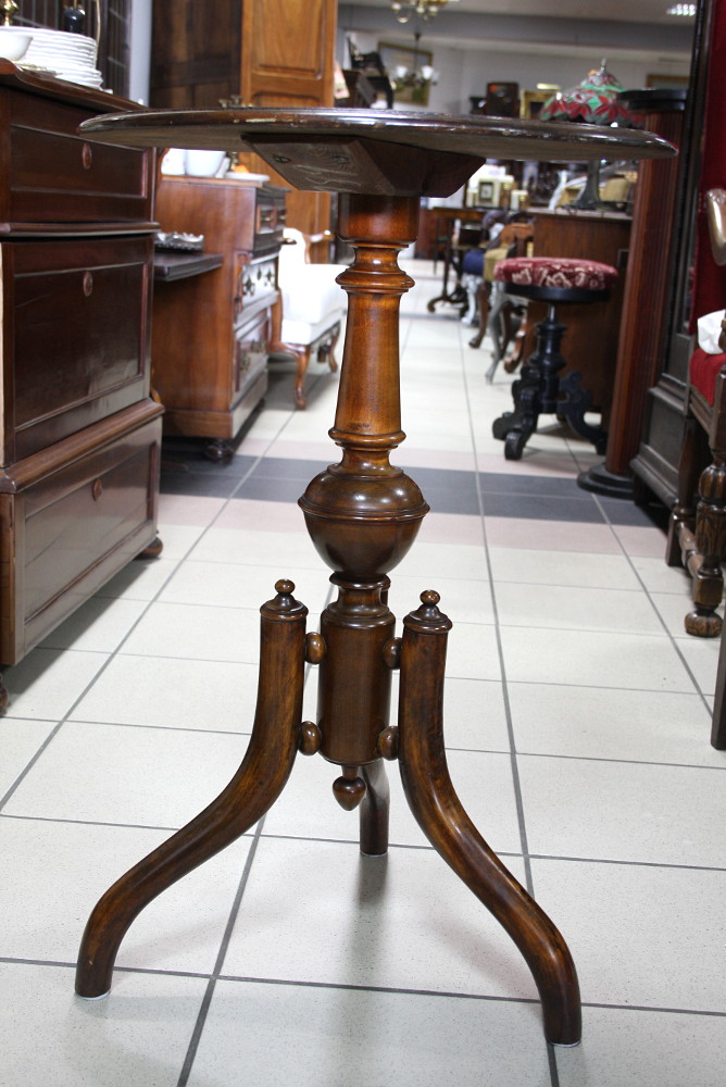 STOLIK ORZECHOWY - 1