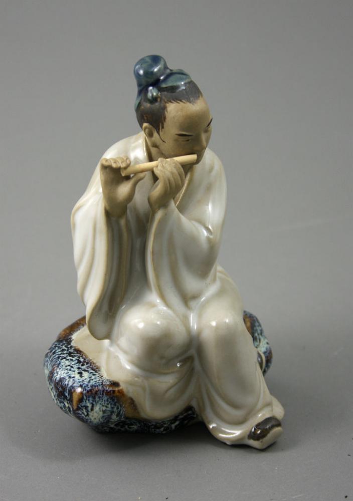 Figurka mężczyzna z fletem - 1