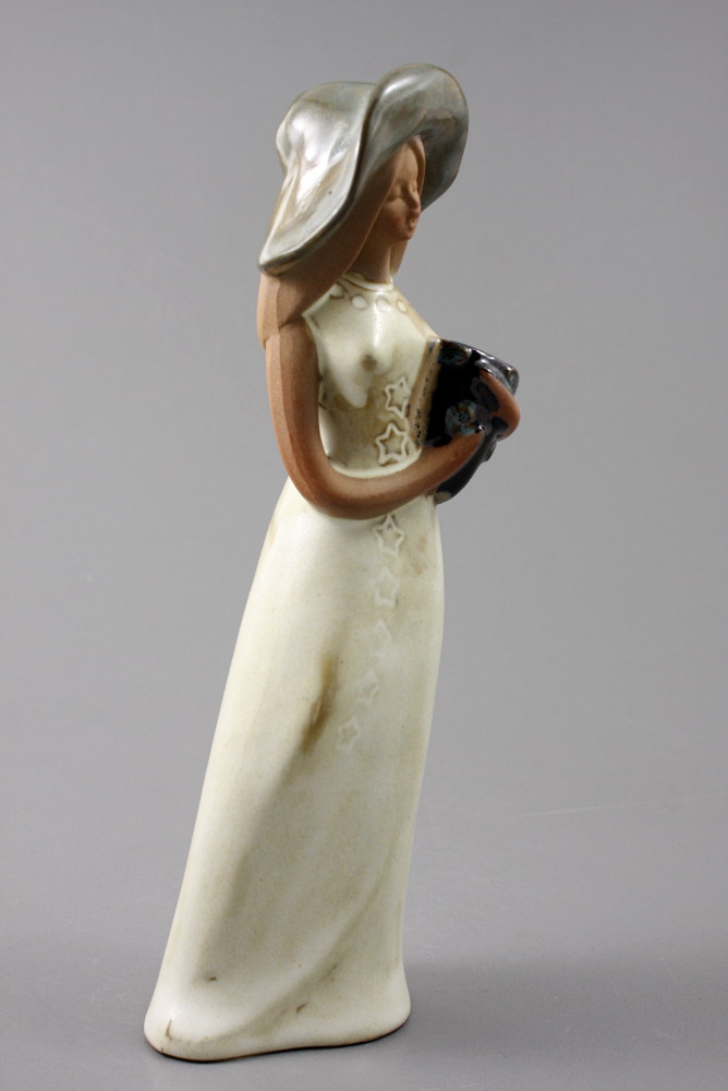 FIGURKA - KOBIETA Z DZBANEM - 1