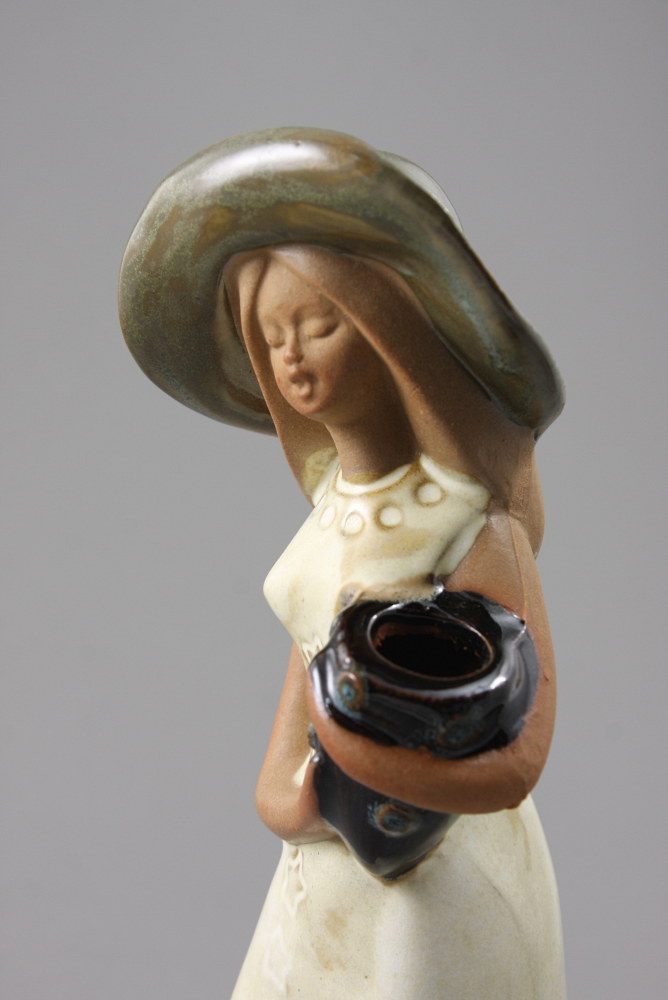 FIGURKA - KOBIETA Z DZBANEM - 2