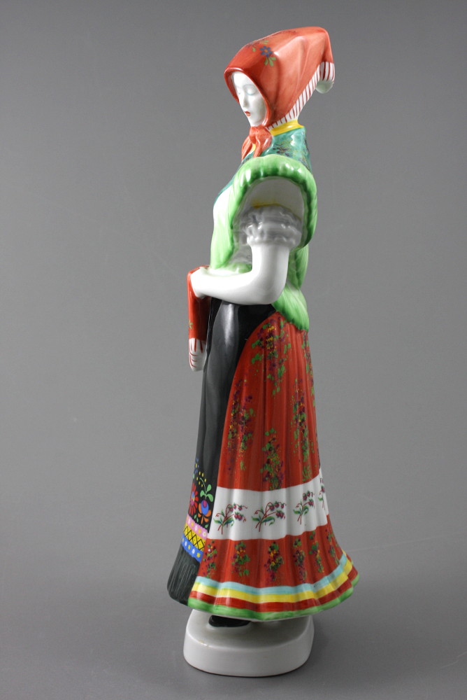 FIGURKA - KOBIETA W STROJU LUDOWYM / Hollohaza / - 1