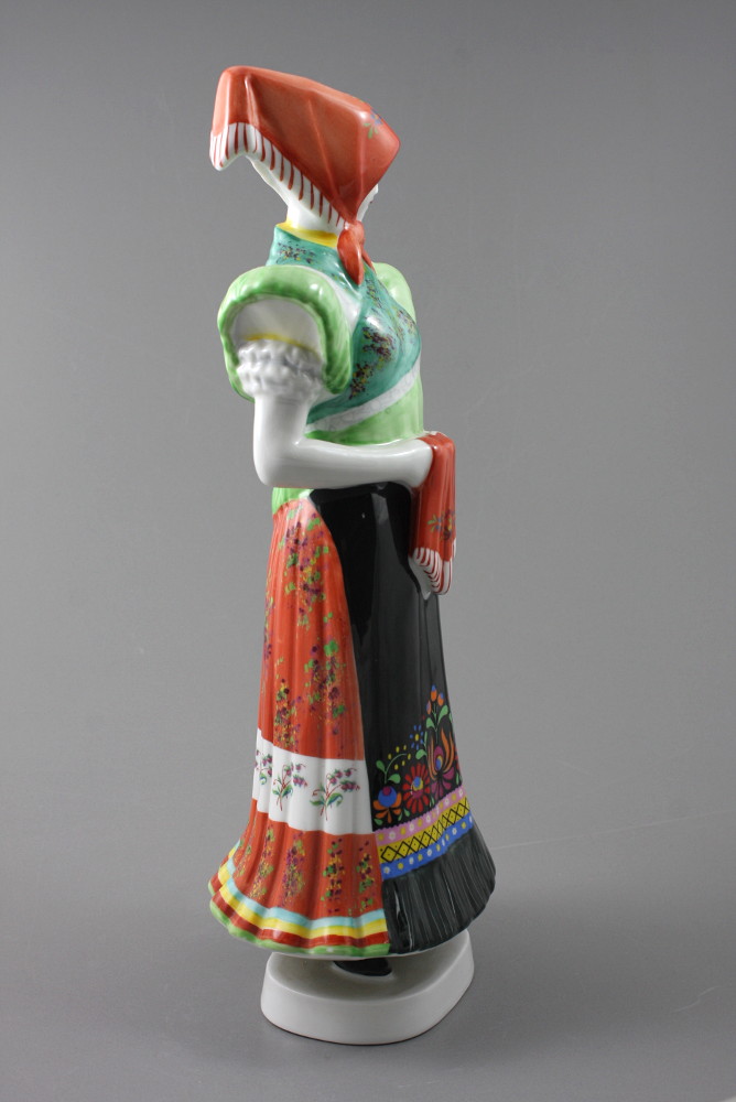 FIGURKA - KOBIETA W STROJU LUDOWYM / Hollohaza / - 2
