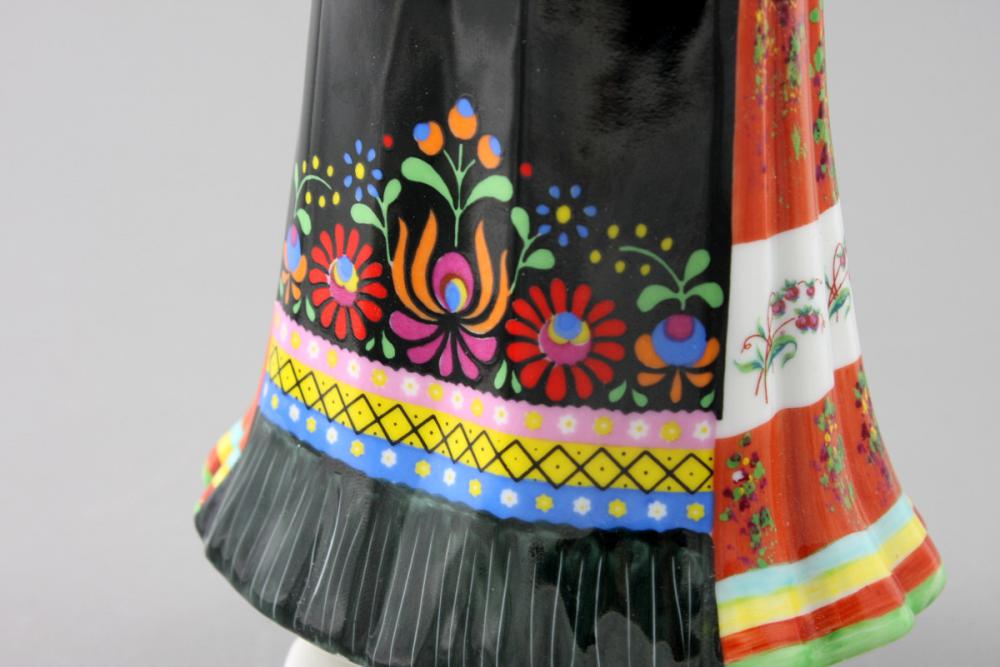 FIGURKA - KOBIETA W STROJU LUDOWYM / Hollohaza / - 3