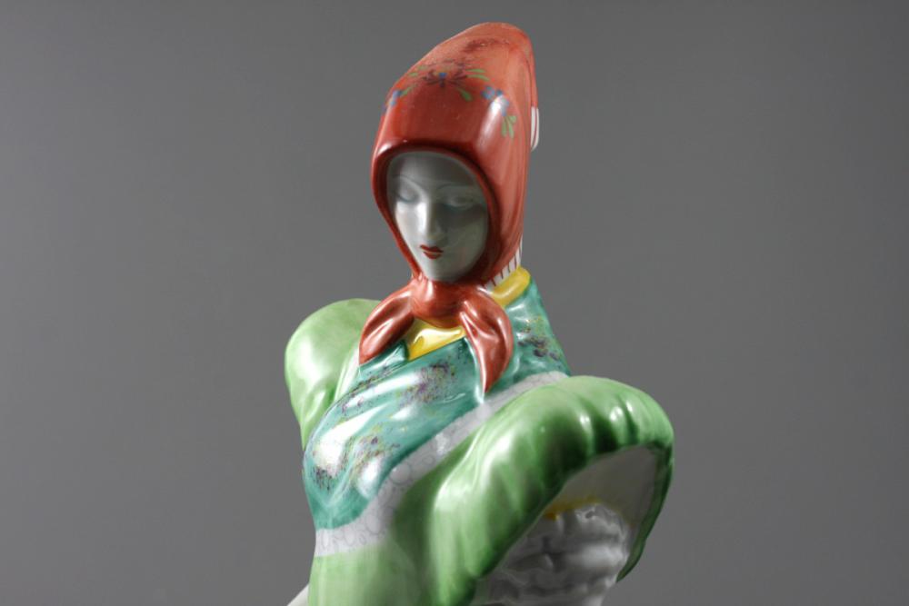 FIGURKA - KOBIETA W STROJU LUDOWYM / Hollohaza / - 5