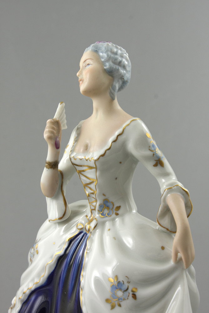 DAMA Z WACHLARZEM / Royal Dux / - 2