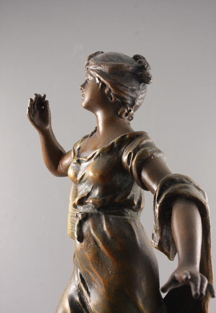 DUŻA FIGURA Z CYNKALU / KOBIETA Z PAPIRUSEM - 6