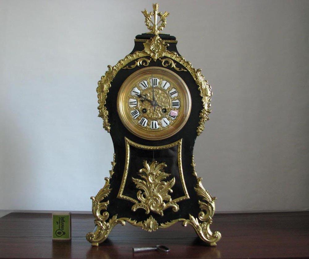 Dekoracyjny zegar kominkowy z panopliami - Rokoko
