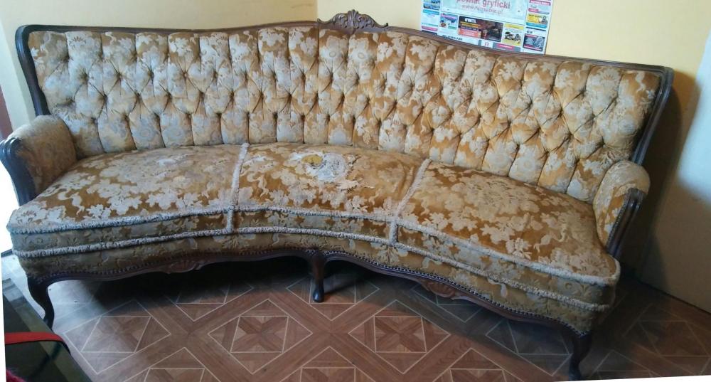 Zaokrąglona sofa w stylu Chippendale