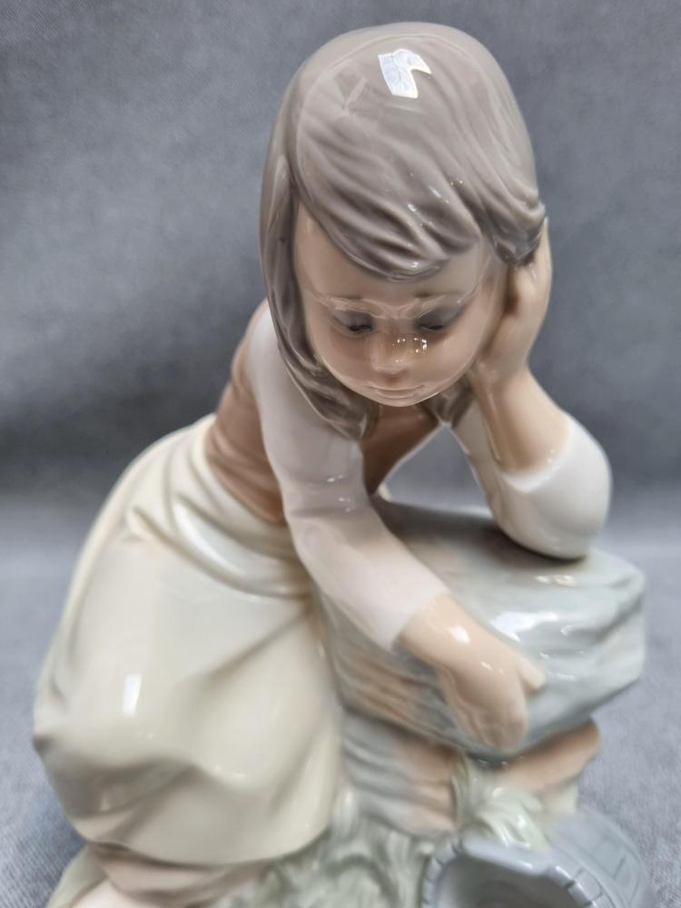 Figurka płacz nad rozlanym mlekiem - Nao Lladro - 2