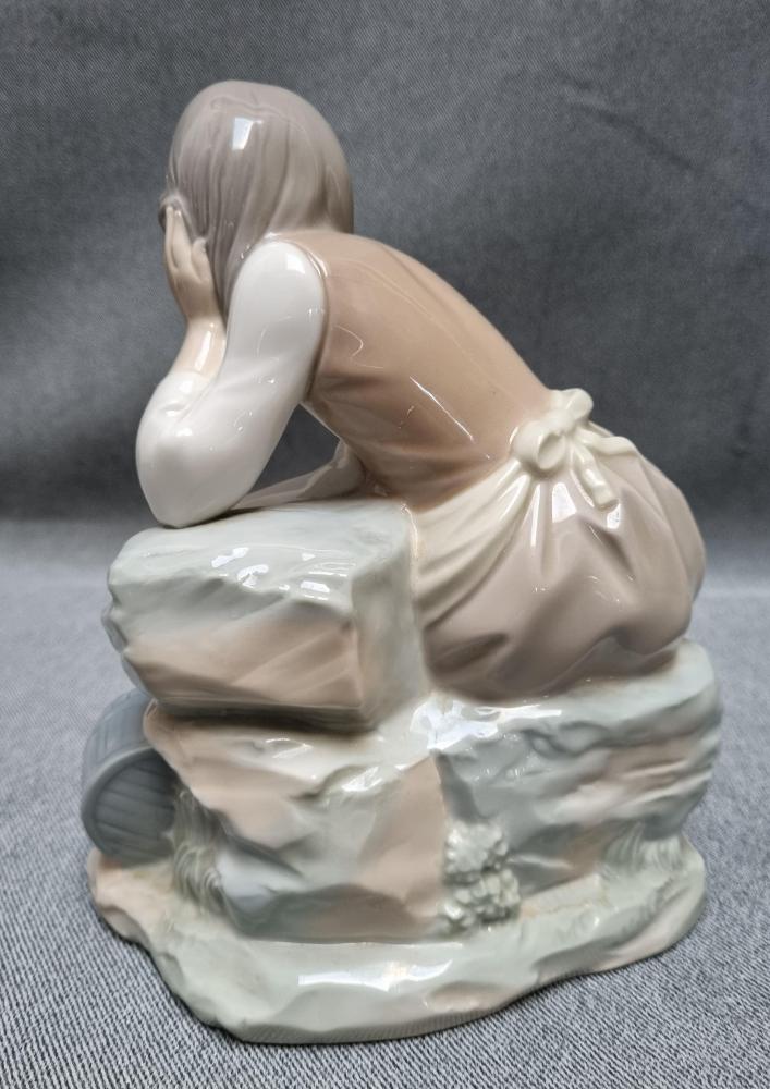Figurka płacz nad rozlanym mlekiem - Nao Lladro - 3
