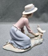 Figurka Nao Lladro - dziewczyna z gołębiem - zdjęcie 4