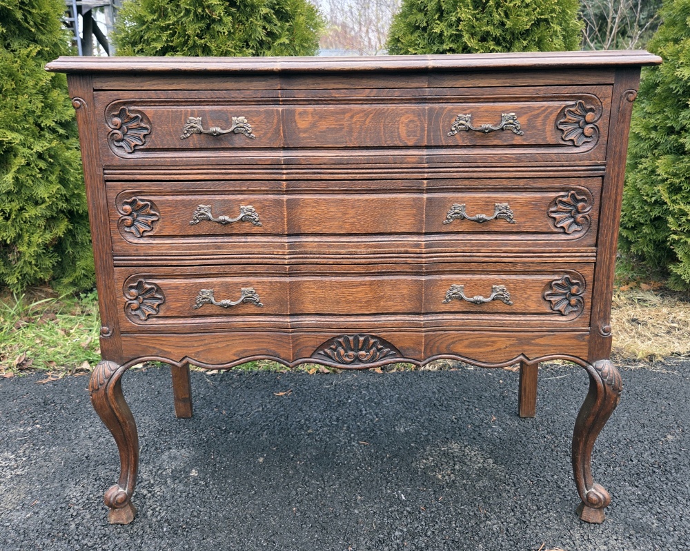 Komódka w stylu chippendale