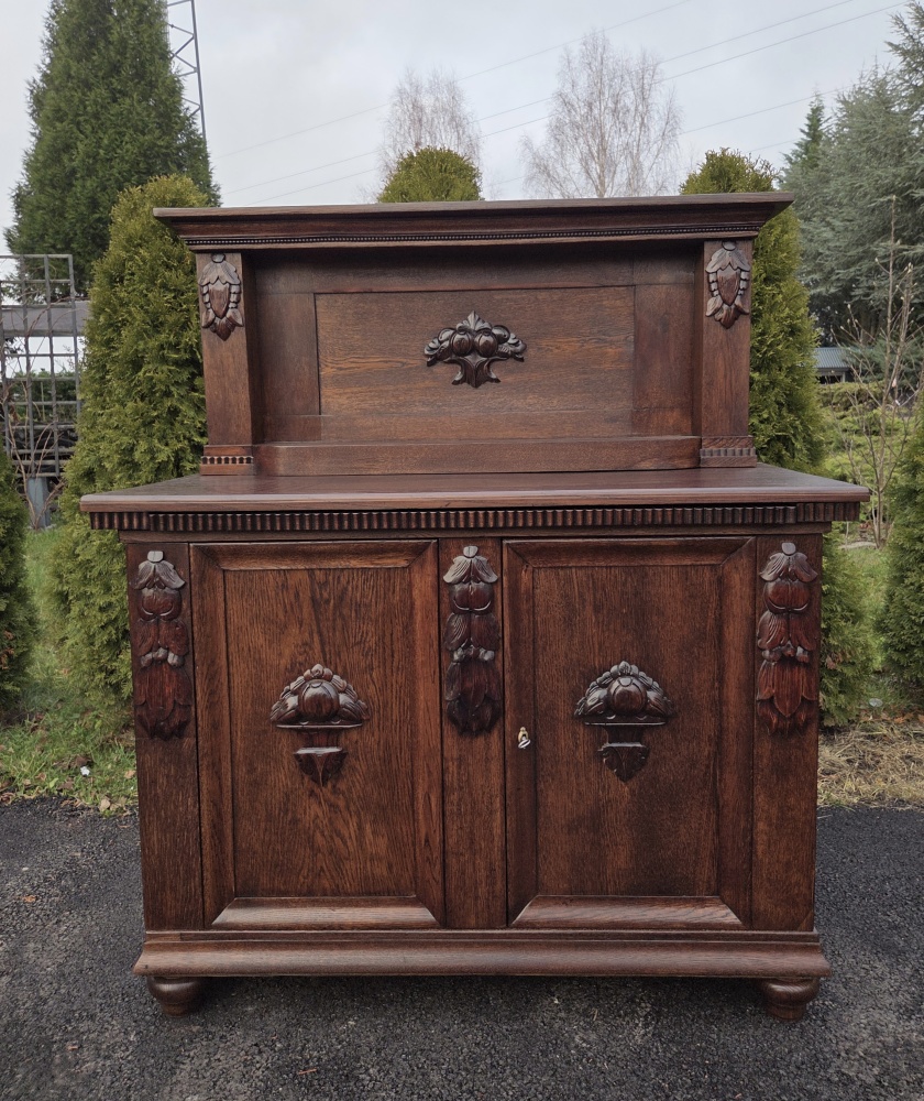 Pomocnik z początku XX w. / po renowacji /