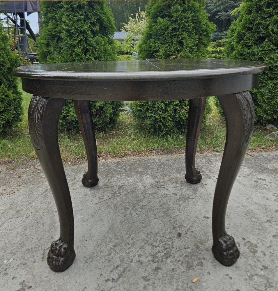 Stolik na lwich łapach