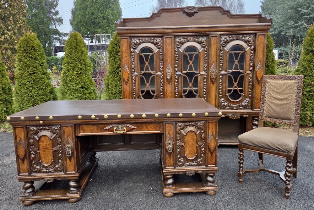 Gabinet z niesaowitym biurkiem