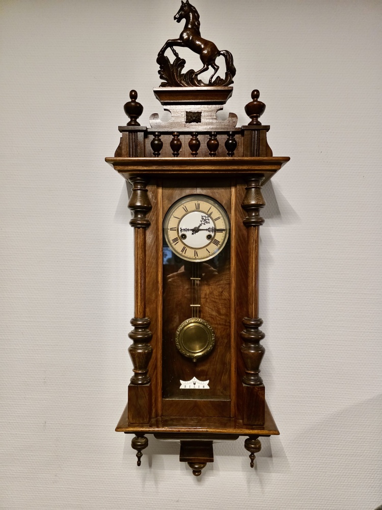 Orzechowy zegar eklektyczny koniec XIX wieku.