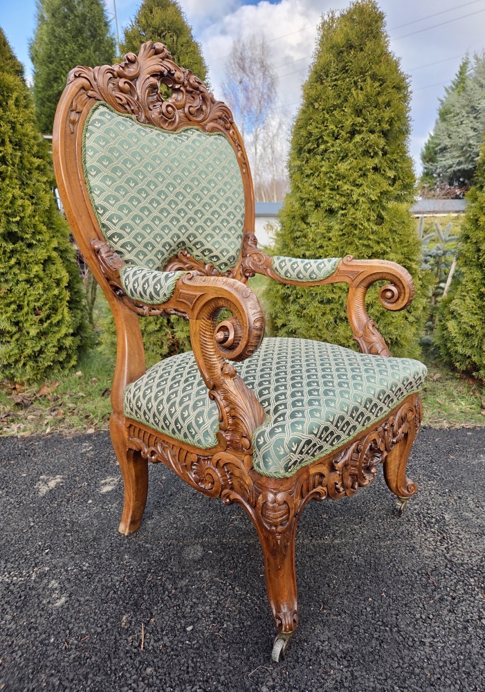 Fotel z drugiej połowy XIX wieku.