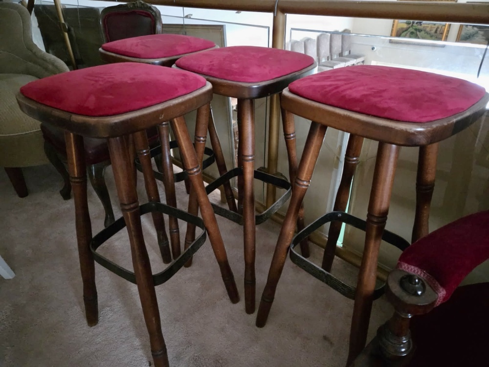 Komplet 5 klubowych hokerów.