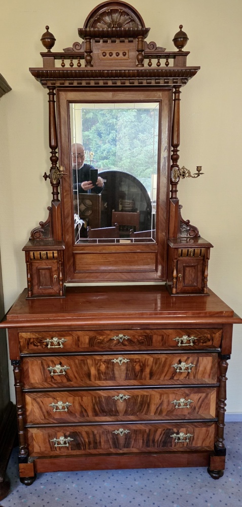 Piękna toaletka eklektyczna z kandelabrami.