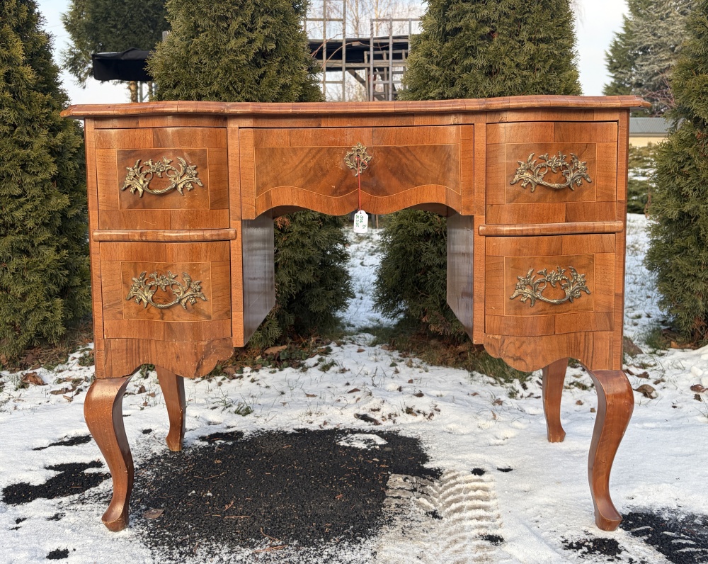 Komódka w stylu chippendale