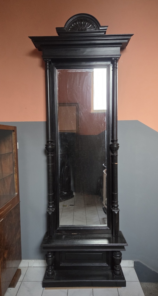 Eklektyczna konsola z lustrem