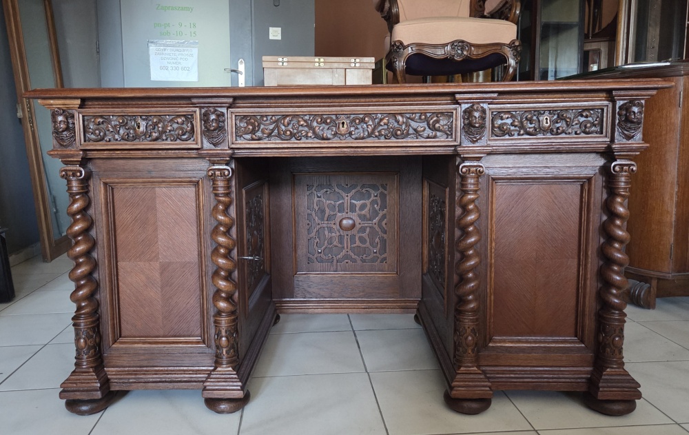 Biurko neorenesansowe po renowacji