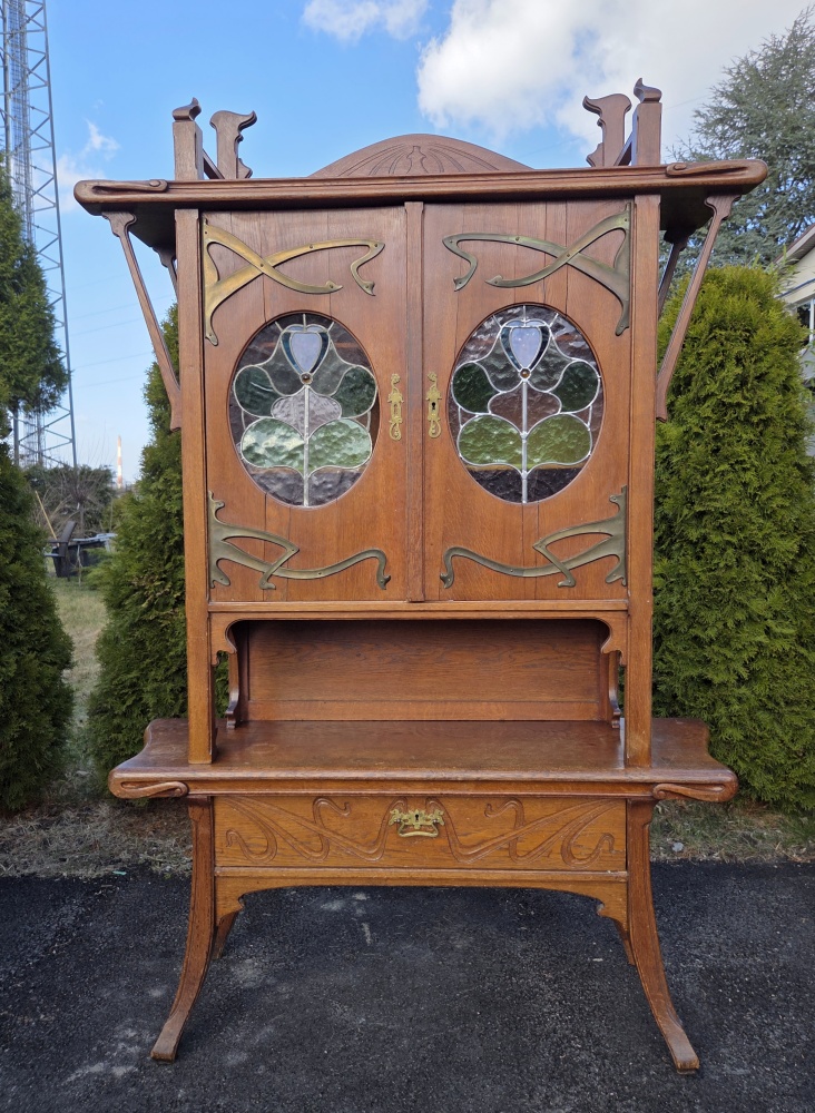 Niepowtarzalny kredens secesyjny.